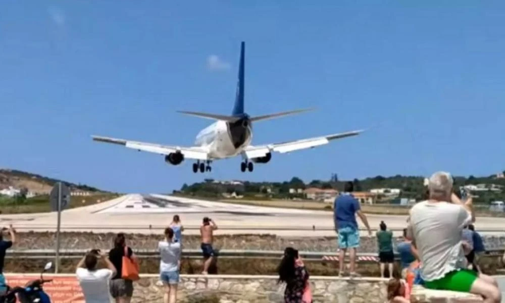 Σκιάθος: Με κρανιοεγκεφαλικές κακώσεις η γυναίκα που εκσφενδονίστηκε από τουρμπίνα αεροπλάνου